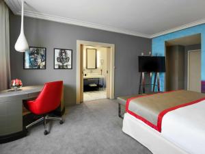 Mövenpick Hotel Abidjan的电视和/或娱乐中心