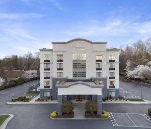 una representación de un hotel en un estacionamiento en Spark By Hilton Greensboro, en Greensboro