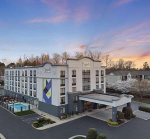 een weergave van de voorkant van een hotel bij Spark By Hilton Greensboro in Greensboro