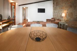 a wooden table with a net on top of it at Casa do Solar in Proselo