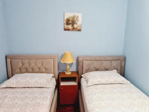 two beds sitting next to each other in a bedroom at Villa Gersina Golem in Golem