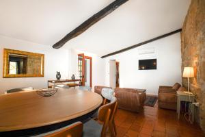a living room with a wooden table and a couch at Casa do Solar in Proselo