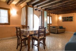 uma sala de jantar com mesa e cadeiras em Lovely flat with canal view near Rialto Bridge em Veneza