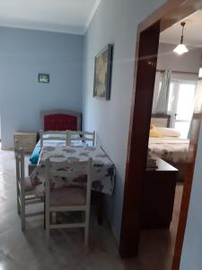 een kleine kamer met een tafel en een bed bij Villa Gersina Golem in Golem