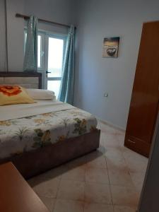 1 dormitorio con cama y ventana en Villa Gersina Golem, en Golem