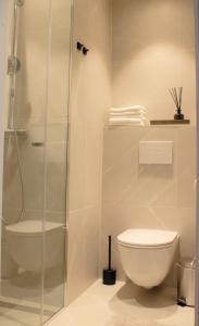 La salle de bains est pourvue d'une douche et de toilettes. dans l'établissement Kalamaja Loft Apartments, à Tallinn