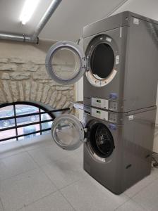 - un lave-linge et un sèche-linge dans la chambre dans l'établissement Kalamaja Loft Apartments, à Tallinn