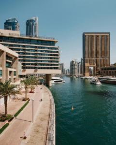 vista su un fiume in una città con edifici di Happy ACADEMIA JBR a Dubai