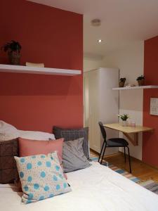a bedroom with a bed and a table with a chair at Peters Apartments - Zentrale Innenstadtlage in Fulda
