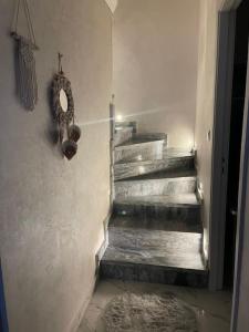 - un escalier avec un tapis dans le couloir dans l'établissement Havre de Douceur Maison Cosy Confort et Style, à Dakhla