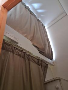 Ein Etagenbett oder Etagenbetten in einem Zimmer der Unterkunft Al karama spacious hostel