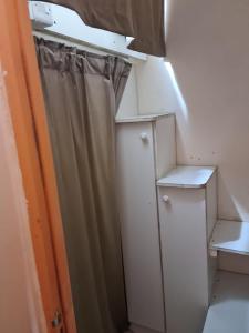 Um banheiro em Al karama spacious hostel