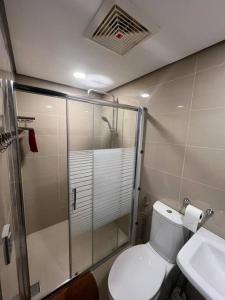 La salle de bains est pourvue d'une douche, de toilettes et d'un lavabo. dans l'établissement Studio Unit located at 38 Park Avenue Condominium in IT Park Cebu, à Cebu