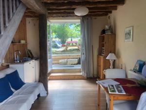 Zimmer mit einem Bett, einem Tisch und einem Fenster in der Unterkunft Puechblanc Gîtes et Chambre d'hôte dans le Triangle d'or Gaillac-Albi-Cordes sur Ciel in Fayssac