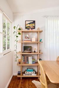 une chambre avec une table et une étagère. dans l'établissement Emerald Cottage in the Blue Mountains, à Faulconbridge