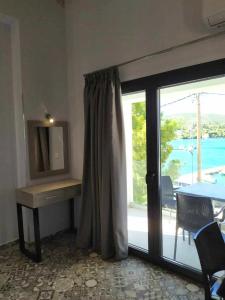 尼基亚娜Villa Don Kostangelo的客房设有滑动玻璃门,享有庭院的景色