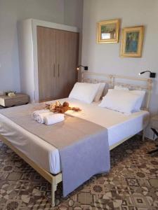 尼基亚娜Villa Don Kostangelo的一张白色的大床,上面有泰迪熊