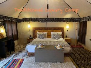 1 dormitorio con 1 cama en una tienda de campaña en Berber Experience Camp en Hassilabied