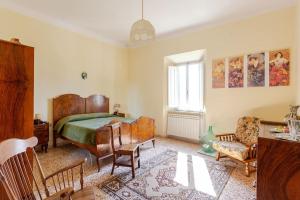 - une chambre avec un lit, une table et des chaises dans l'établissement gite 6 chambres en Toscane, à Serrazzano