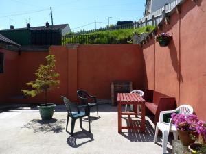 Glenarm的住宿－Channel Vista，一个带椅子和桌子的庭院和一棵树
