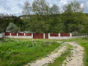 een onverharde weg in een veld naast een hek bij La Grădina in Mehadia