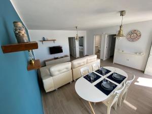 a living room with a table and a couch at Playa Honda primera línea in Playa Honda