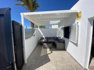 a small balcony with a couch and a table at Playa Honda primera línea in Playa Honda