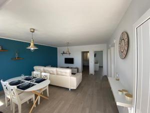 a living room with a white table and a couch at Playa Honda primera línea in Playa Honda
