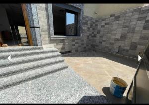uma casa de banho com escadas, uma janela e uma banheira em Sunny house em Tânger