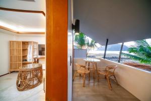 Habitación con balcón con mesa y sillas. en Morgan Villas en El Nido