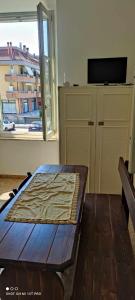 - un salon avec une table en bois et une fenêtre dans l'établissement Casa Lucia, à Cupra Marittima