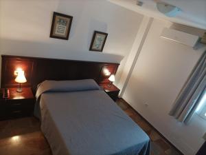 Postel nebo postele na pokoji v ubytování Hostal San Cayetano