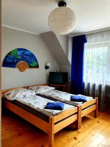 1 dormitorio con 1 cama en una habitación con ventana en Willa ADA, en Szczawnica
