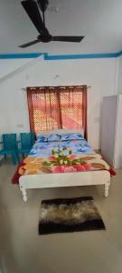 Postel nebo postele na pokoji v ubytování Snowdrop inn coorg
