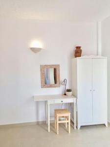 escritorio blanco con espejo y taburete en Casa Saudade - FERRAGUDO CENTRE, en Ferragudo