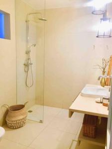 y baño con ducha acristalada y lavamanos. en Casa Saudade - FERRAGUDO CENTRE, en Ferragudo
