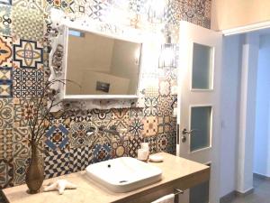 y baño con lavabo y espejo. en Casa Saudade - FERRAGUDO CENTRE, en Ferragudo