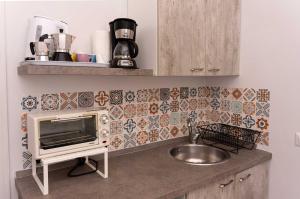 Dapur atau dapur kecil di Casa Vacanze Alma B&B grazioso appartamento sul lungomare di Pozzuoli a 300mt dal centro e dal Rione Terra by Movery