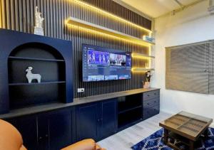 Il comprend un salon doté d'une télévision à écran plat et d'un canapé. dans l'établissement LS 2 Lasalle House,bts,Suvarnabhumi ,mega bangna, à Ban Khlong Samrong
