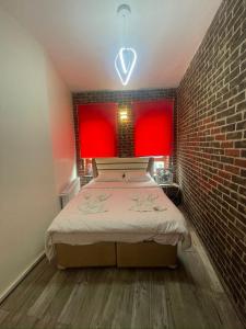 1 dormitorio con cama y pared de ladrillo en GRAND BELLA VİSTA Hostel en Estambul