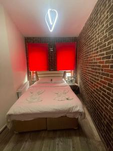 een slaapkamer met een bed met een bakstenen muur bij GRAND BELLA VİSTA Hostel in Istanbul