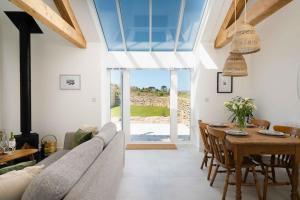 Istumisnurk majutusasutuses Meadow View Barn, Rural St Ives, Cornwall. Brand New 2 Bedroom Idyllic Contemporary Cottage With Log Burner.