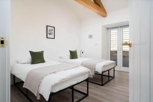 Voodi või voodid majutusasutuse Meadow View Barn, Rural St Ives, Cornwall. Brand New 2 Bedroom Idyllic Contemporary Cottage With Log Burner. toas