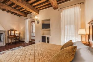sypialnia z dużym łóżkiem w pokoju w obiekcie Relais La Fattoria w mieście Castel Rigone