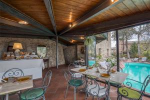 Bazén v ubytování Relais La Fattoria nebo v jeho okolí