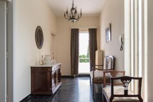soggiorno con sedia e lampadario pendente di Pelion's Finest Estate a Káto Lekhónia