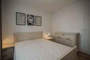 チュウフフにあるDom Goscinny Bialy Dworekのベッドルーム1室(白いベッドフレーム付きのベッド1台付)