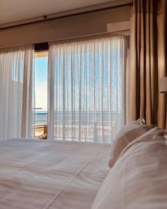 邦多勒的住宿－普萊因大酒店，一间卧室设有一张床和一个大窗户