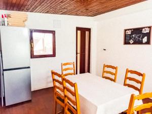 Kuchyňa alebo kuchynka v ubytovaní Mila Pet friendly holiday house with private place on the beach