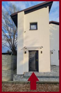 una casa con una freccia rossa puntata verso di essa di Dream Apartments 2B a Oświęcim